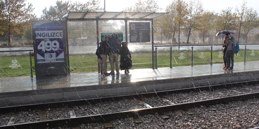 Tramvay durağındaki yolcular çileden çıktı