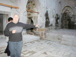 Tarihi medresenin sıvaları dökülüyor