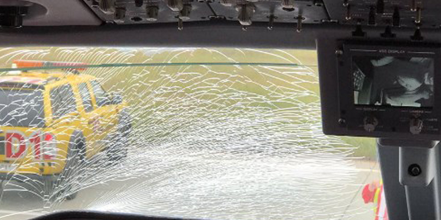 F.Bahçe kafilesini taşıyan uçağın camı kırıldı