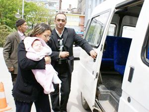 Bebeğini yaşlı adama bırakıp kaçtığı iddiası