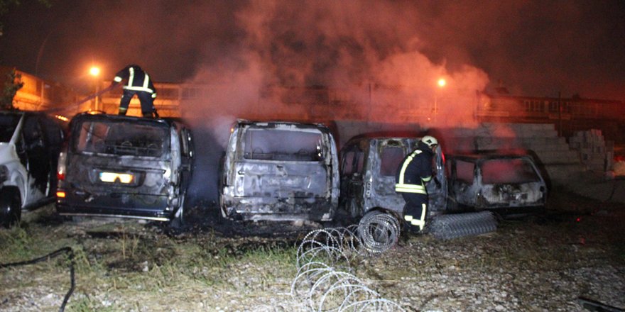 Yediemin otoparkında çıkan yangın sonrası 4 araç kullanılamaz hale geldi