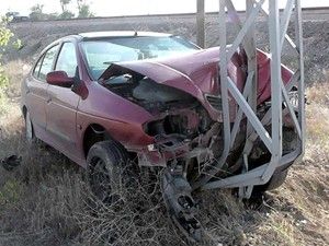 Otomobil elektrik direğine çarptı