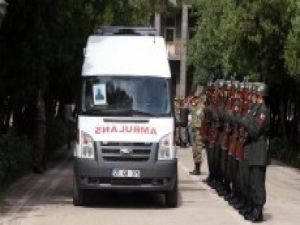 Şehitler toprağa veriliyor