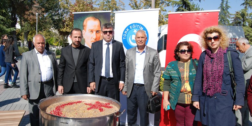 Türk Eğitim-Sen aşure ikramı yaptı