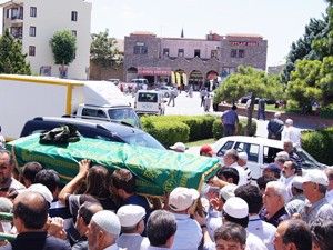 57 yaşında kansere yenik düştü