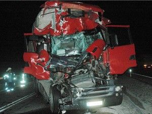 TIRın çarptığı kamyon hurdaya döndü, 2 kişi yaralı kurtuldu