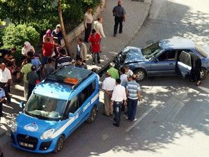Bayan sürücü önce ağaca, sonra zabıta kamyonetine çarptı