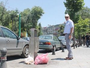 Alaeddin Bulvarındaki kaldırımlar çöp yığını