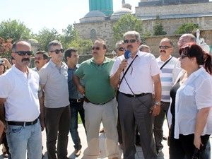 Üniversite mezunları Mevlanada buluştu