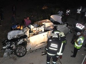 Otomobil kamyonla çarpıştı: 3 ölü, 1 yaralı