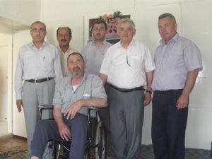 Engelli vatandaşa tekerlekli sandalye