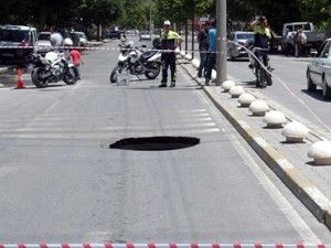 Patlayan su borusu yolu çökertti
