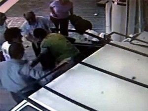 Mobilya mağazasına girdi