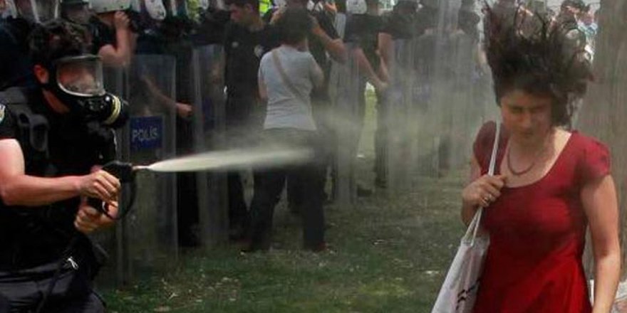 ‘Kırmızılı Kadın’a gaz sıkan polis de FETÖ ‘mağduruymuş’