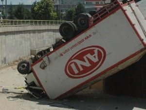 Kamyon köprüden depoya uçtu