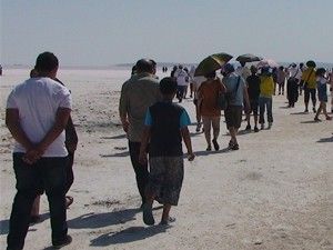 Tuz Gölü'nde çıplak ayakla yürüme turizmi