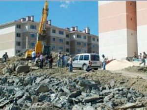 Kepçeyle kurtarmak istenince kafası koptu