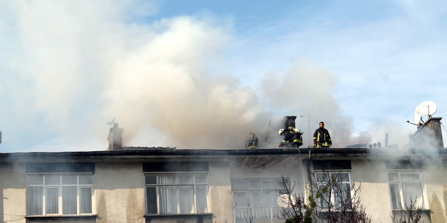 Konya’da 4 katlı binanın çatısında çıkan yangın paniğe yol açtı