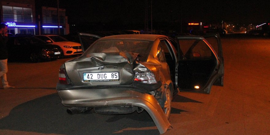 Kamyonet otomobile arkadan çarptı: 1 yaralı