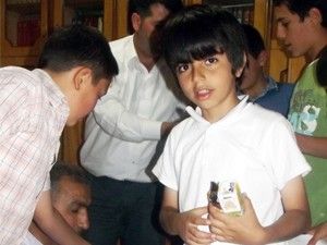 Camiye gelen çocuklara ikram