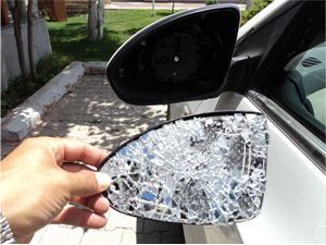 Düşen parça, kaçan sürücüyü yakalattı