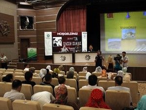 Türkmen kadını ayakta