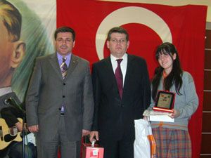 Okuyan öğrenciler ödüllerini aldı