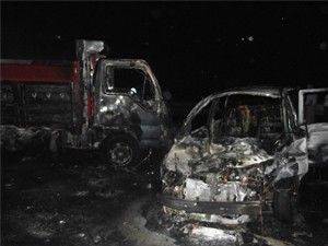 Çarpışan 2 kamyonet yandı