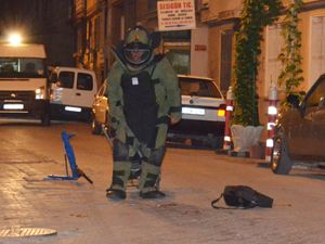 Şüpheli paket fünye ile patlatıldı