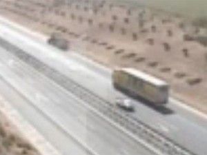 Kamyon yoldan çıktı