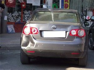 Motosiklet otomobile çarptı