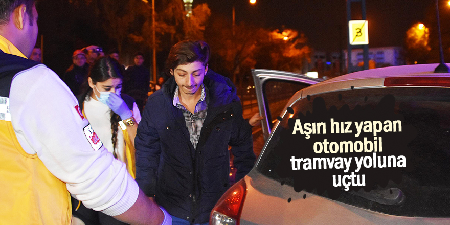 Otomobil, Tramvay Yoluna Uçtu: 2 Yaralı