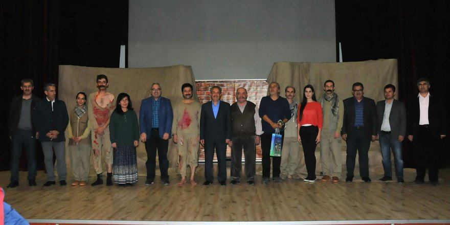 Akşehir’de, ‘Karanfil Kokusu’ tiyatro oyunu sahnelendi