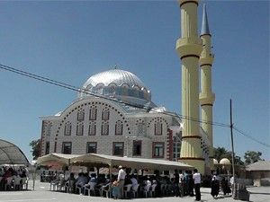 Çifte minareli cami hizmete açıldı