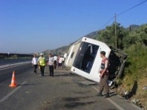 Yolcu otobüsü devrildi: 20 yaralı
