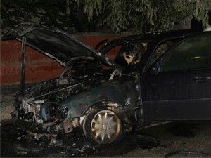 Babasının otomobilini yaktı