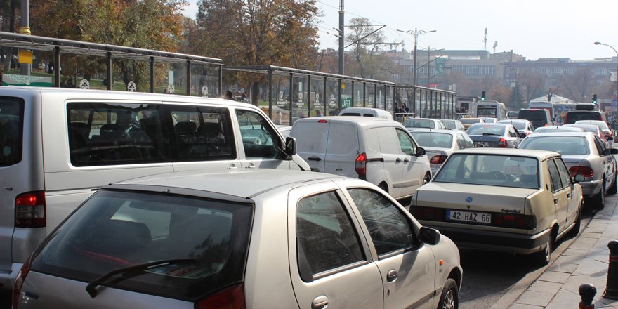 Trafikteki yoğunluk sürücüleri isyan ettirdi