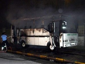 Aynı anda 2 araç kundaklandı