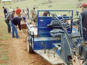 Devletin yapamadığı yolu köylüler yapıyor