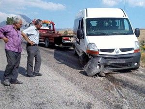 Minibüs kayalıklara çarptı: 2 yaralı