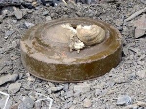 Yola döşenen bomba patladı