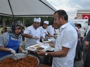 Protokol iftar çadırında buluştu