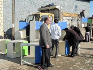 Bin 453 öğrenciye masa sandalye