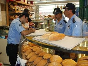 Zabıta ekmek gramajını kontrol ediyor
