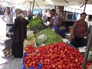 Semt pazarında Ramazan hareketliliği