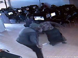 Karısını internet kafede bıçakladı