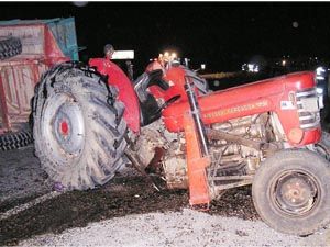 Minibüsle traktör çarpıştı: 2 ölü, 10 yaralı