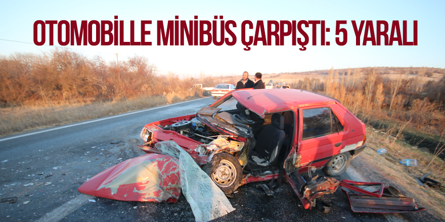 Otomobille minibüs çarpıştı: 5 yaralı