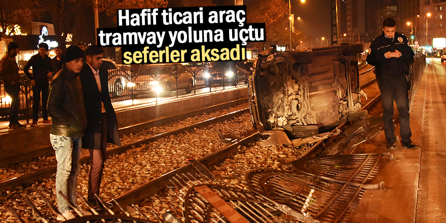 Konya'da Hafif Ticari Araç Tramvay Yoluna Devrildi