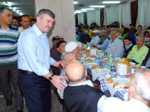 Akyürek, Huzurevinde iftar açtı